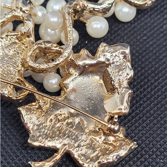Glam Gold Tone Faux Pearl Crystal Grapevine Pin Chic Vintage Garden Party Vibes - Picture 8 of 11
